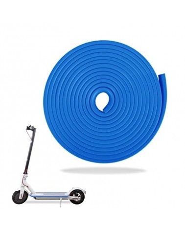 Tira adhesiva protectora anti choques para patinete eléctrico de color azul.