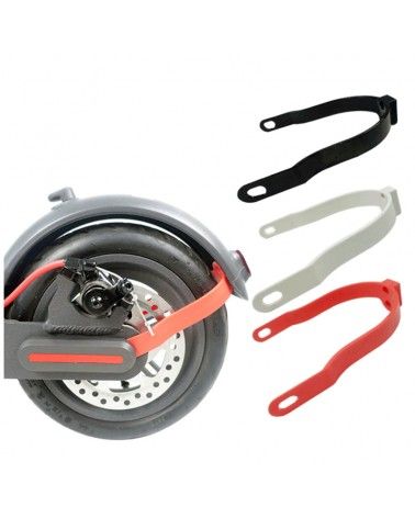 Soporte refuerzo para guardabarros de patinete de color negro, rojo y blanco.