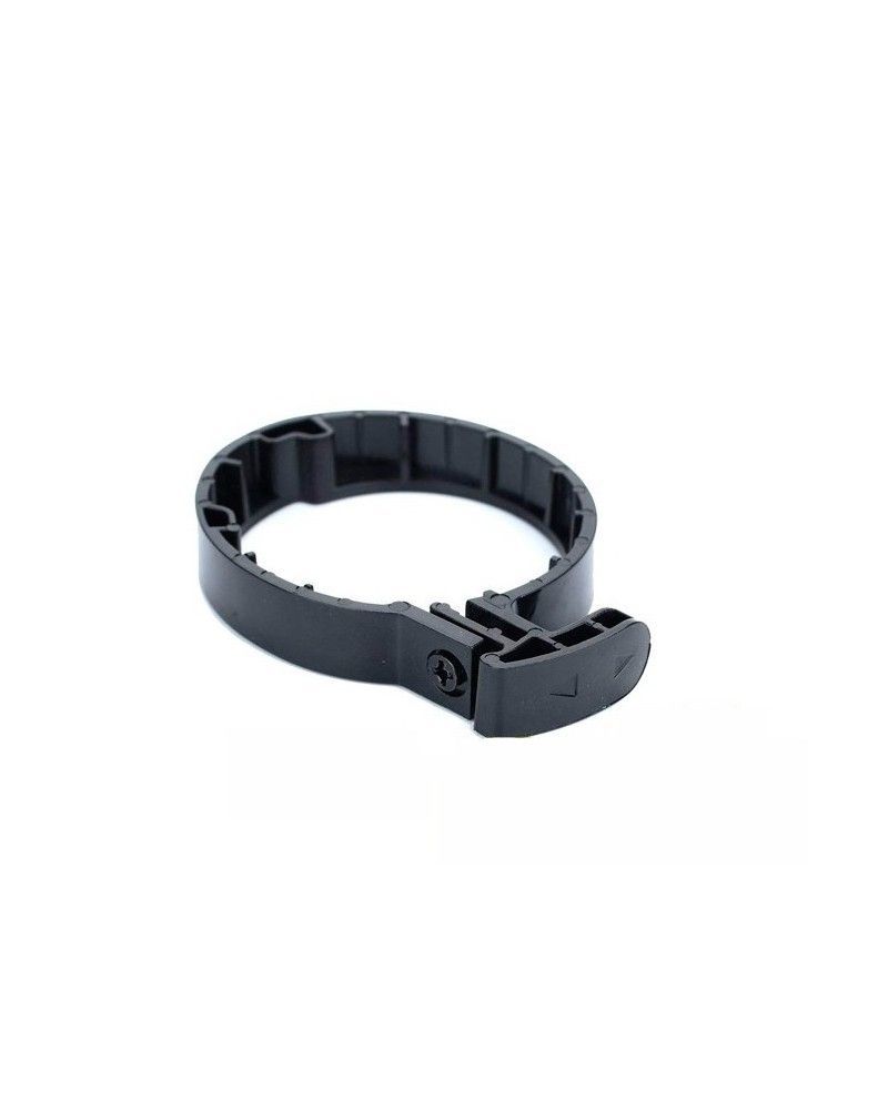 Hebilla de color negro para la retención de pliegue de patinete eléctrico.